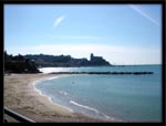 Spiaggia con il castello in lontananza